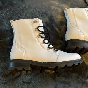 New white Sorel hikers size 8.5